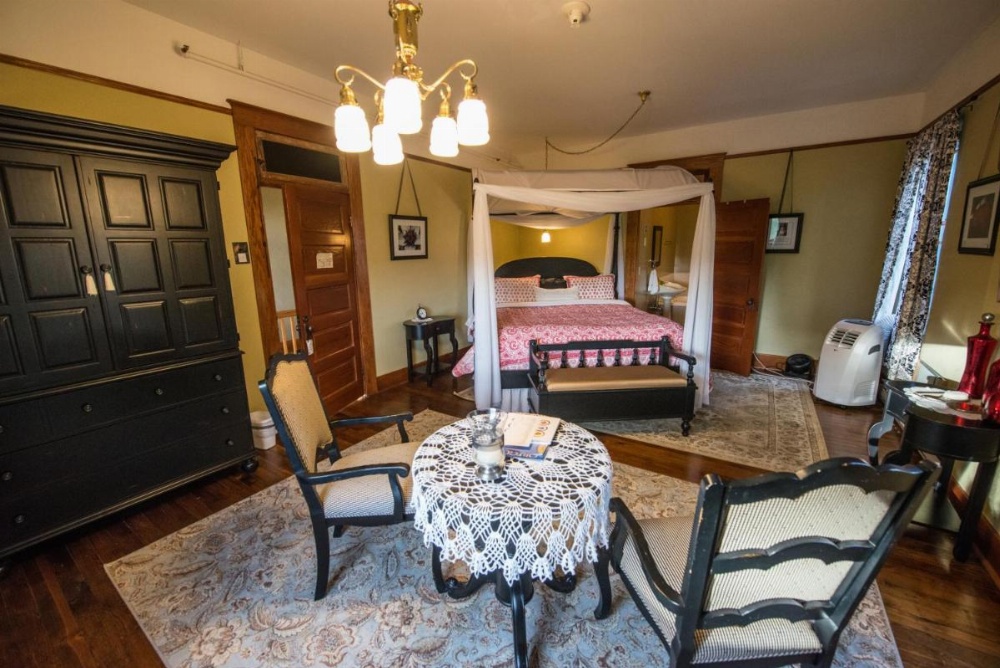 Room image 4