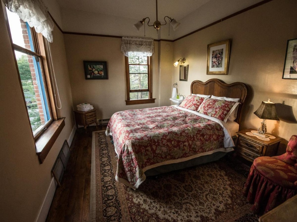 Queen Room with Shared Bathroom